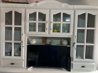 Mueble alacena de madera y cristal