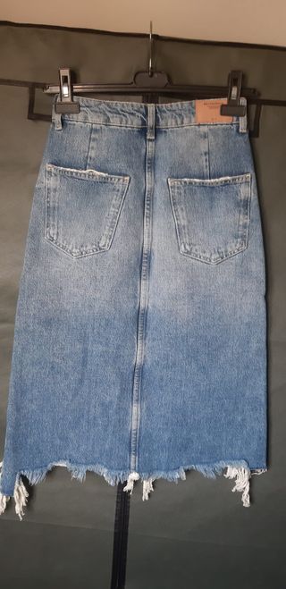 Falda vaquera midi. Nueva sin estrenar. De Bershka