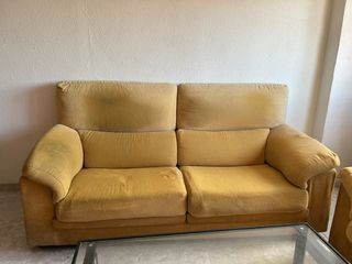 Sofá de tela amarillo