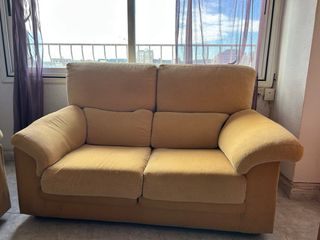 Sofá de tela amarillo