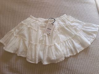 Falda corta blanca con pantalón integrado