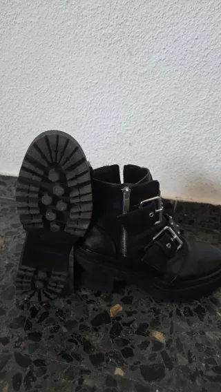 Botines negros con tachuelas y hebillas