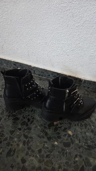 Botines negros con tachuelas y hebillas