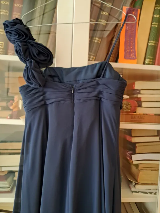 Vestido de fiesta azul con flor