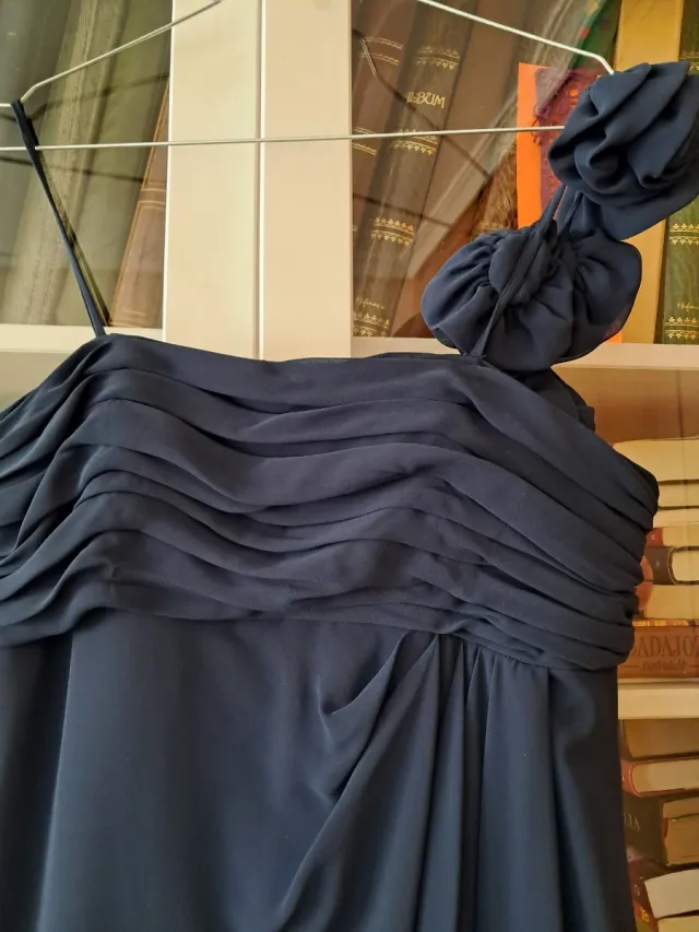 Vestido de fiesta azul con flor