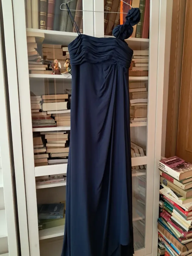 Vestido de fiesta azul con flor