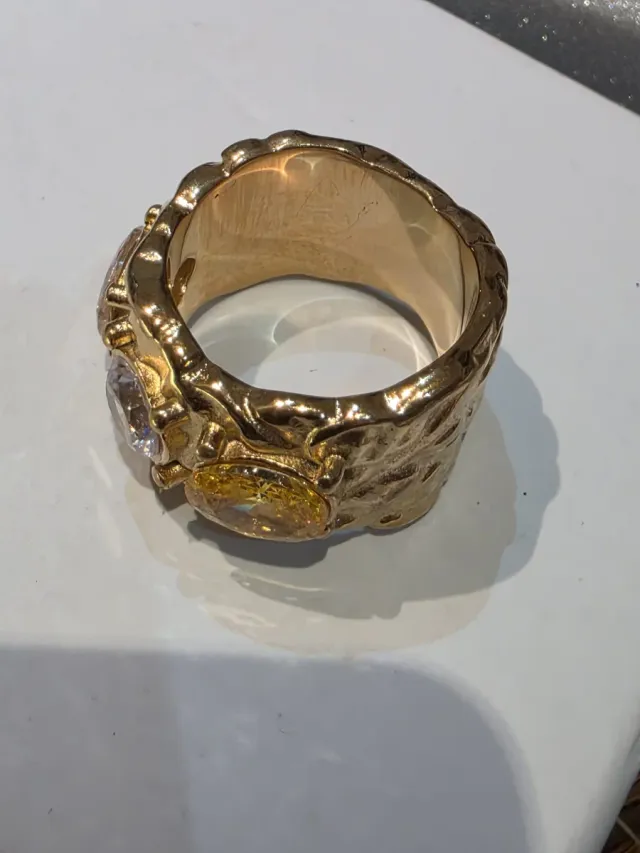 Anel de aço banhado com zircônias