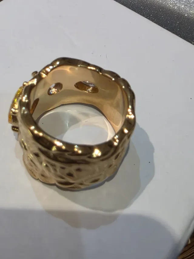 Anel de aço banhado com zircônias