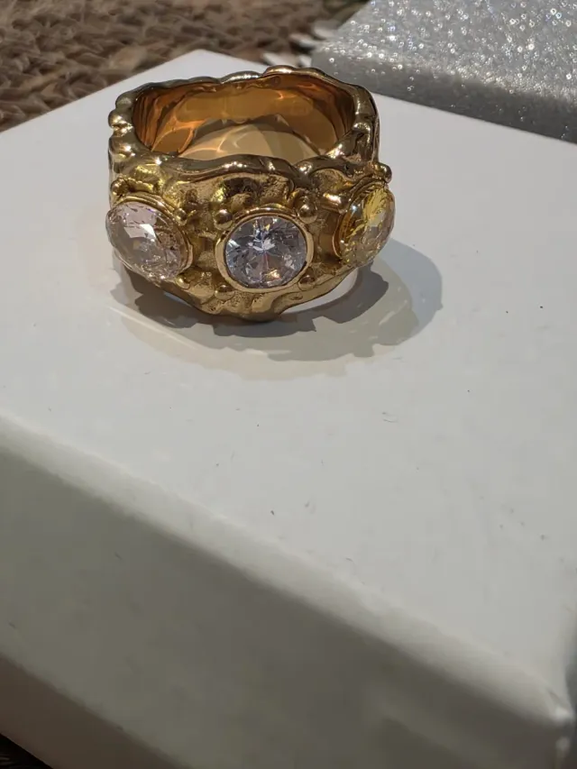 Anel de aço banhado com zircônias