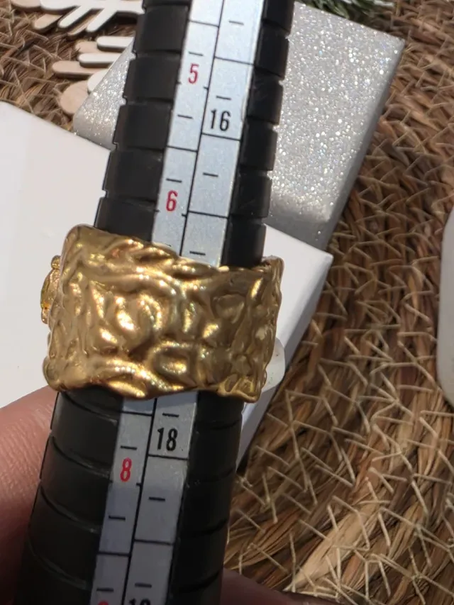 Anel de aço banhado com zircônias