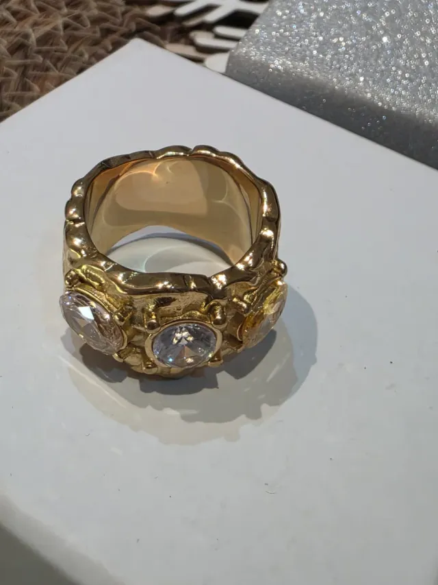 Anel de aço banhado com zircônias