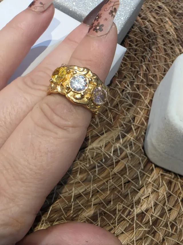 Anel de aço banhado com zircônias