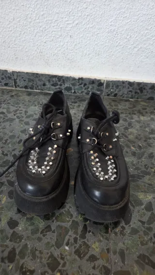 Mocasines negros con tachuelas