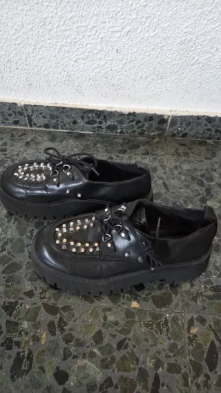 Mocasines negros con tachuelas