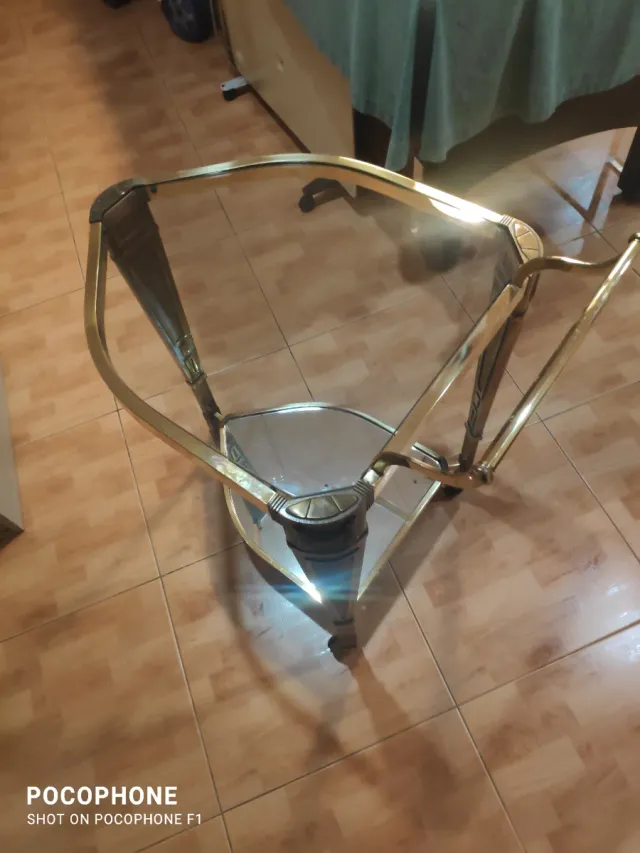 Mesita auxiliar cristal y metal dorado