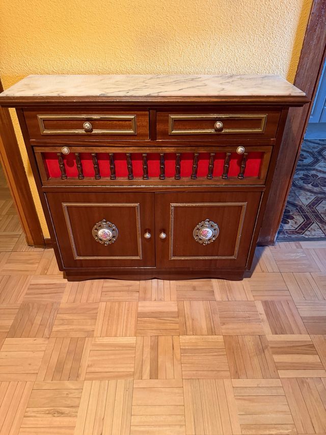 Aparador de madera con mármol