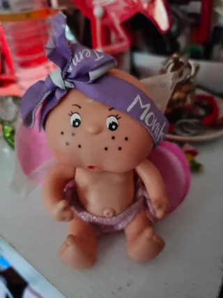Muñeca bebé con diadema y alas
