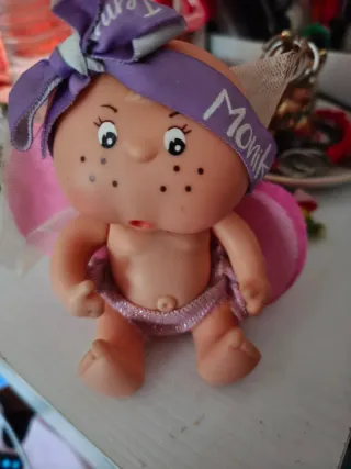 Muñeca bebé con diadema y alas