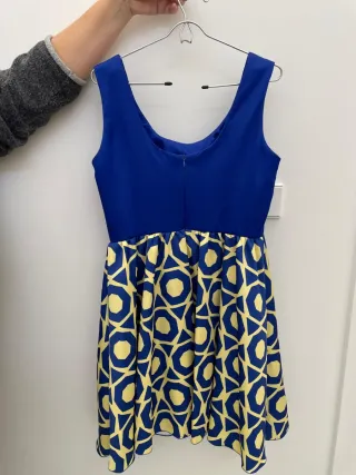 Vestido azul eléctrico con estampado geométrico