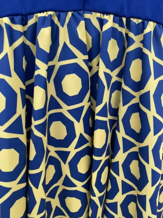 Vestido azul eléctrico con estampado geométrico