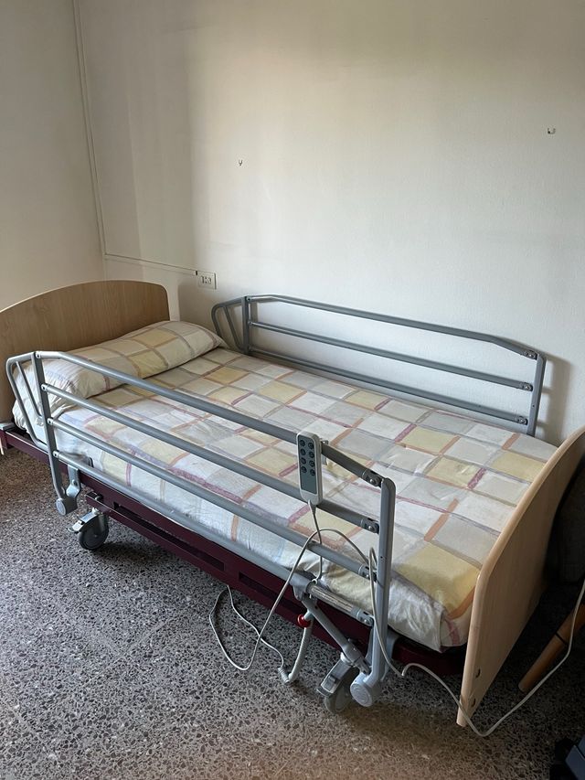 Cama articulada de hospital