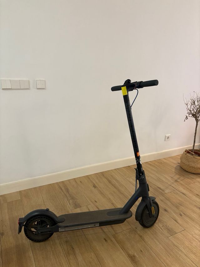 Patinete Eléctrico Xiaomi Negro. Incluye Casco.