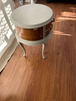 Mesita de noche antigua de marquetería y madera.