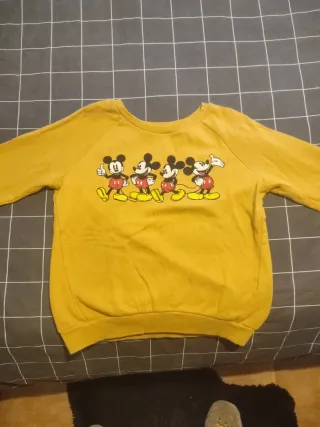 Sudadera color mostaza, con Mickey Mouse