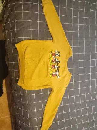 Sudadera color mostaza, con Mickey Mouse