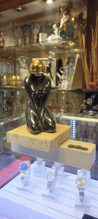 Figura Porcelana Galos Oro y Platino