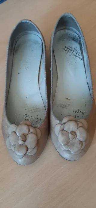Zapatos de piel beige con detalle de flor