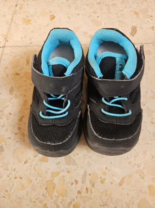 Zapatillas deportivas niños Decathlon 24 y otra 25