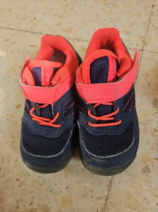Zapatillas deportivas niños Decathlon 24 y otra 25
