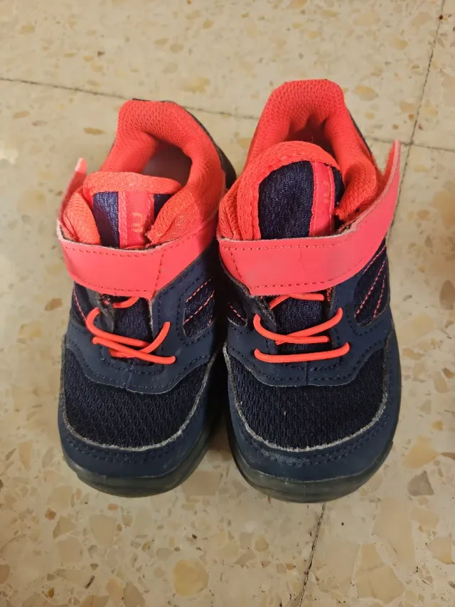 Zapatillas deportivas niños Decathlon 24 y otra 25