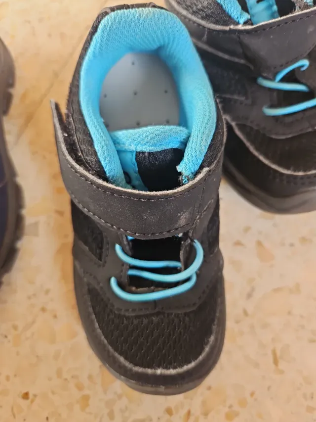 Zapatillas deportivas niños Decathlon 24 y otra 25