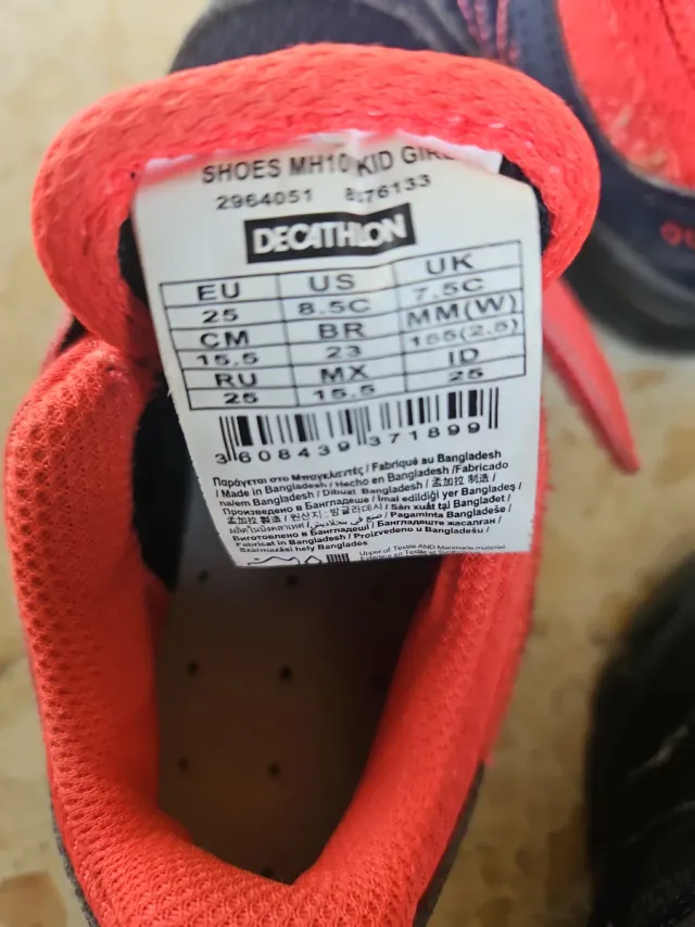 Zapatillas deportivas niños Decathlon 24 y otra 25