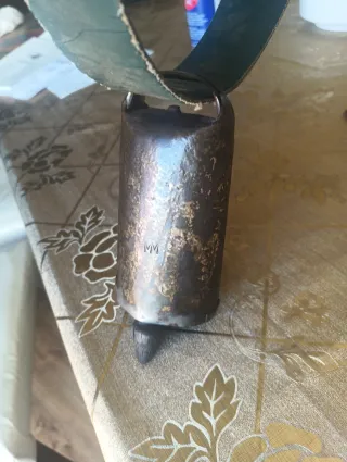 Cencerro artesanal antiguo MM badajo original