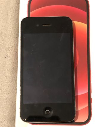 iPhone 8 Negro y iPhone 4