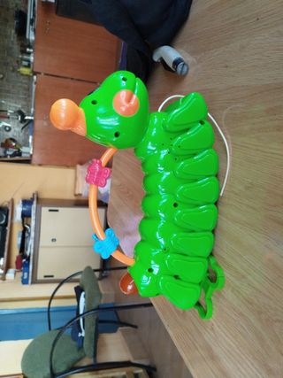 Oruga interactiva musical,con cuerda para tirar