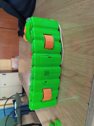 Oruga interactiva musical,con cuerda para tirar