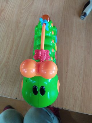 Oruga interactiva musical,con cuerda para tirar