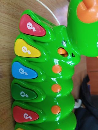 Oruga interactiva musical,con cuerda para tirar