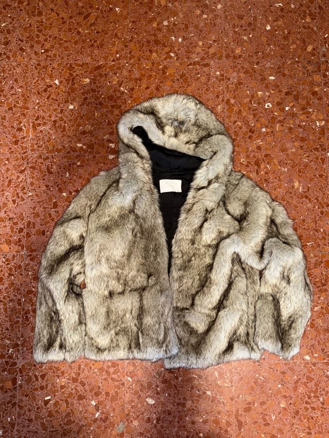 Abrigo pelo sintético capucha