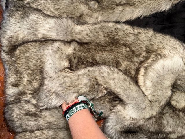 Abrigo pelo sintético capucha