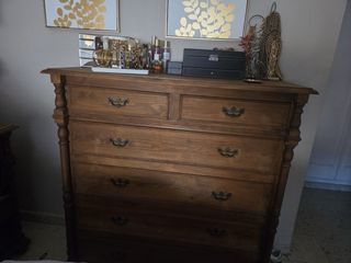 Cómoda de madera estilo clásico