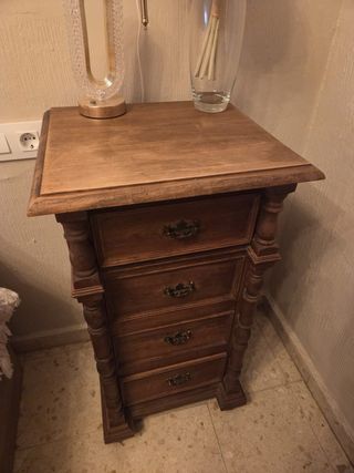 Cómoda de madera estilo clásico