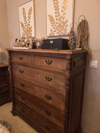 Cómoda de madera estilo clásico