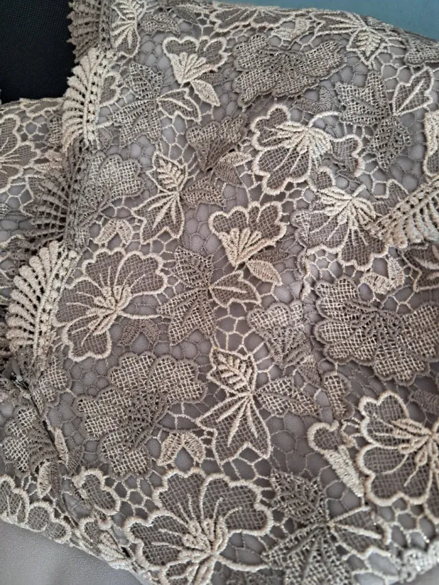 Vestido de fiesta beige y gris