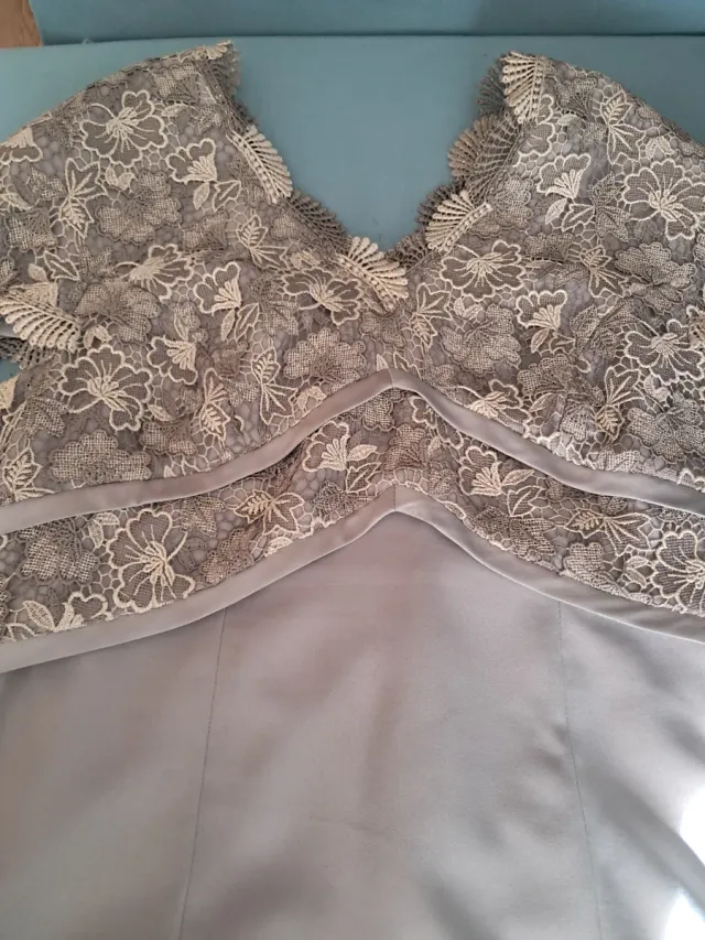 Vestido de fiesta beige y gris