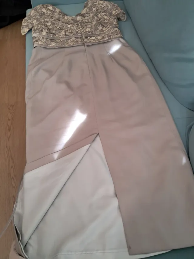 Vestido de fiesta beige y gris